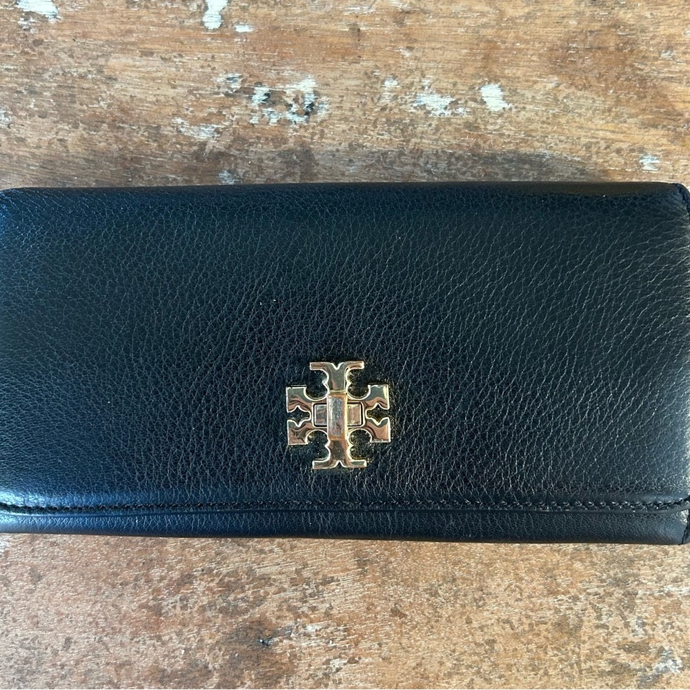 Black Leather Tory Burch Women’s Wallet, size 7.5L x 4W Great condition.